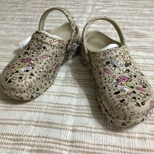 Skechers Tan and Pink Fun Print Clogs arch support size 8 NWT.